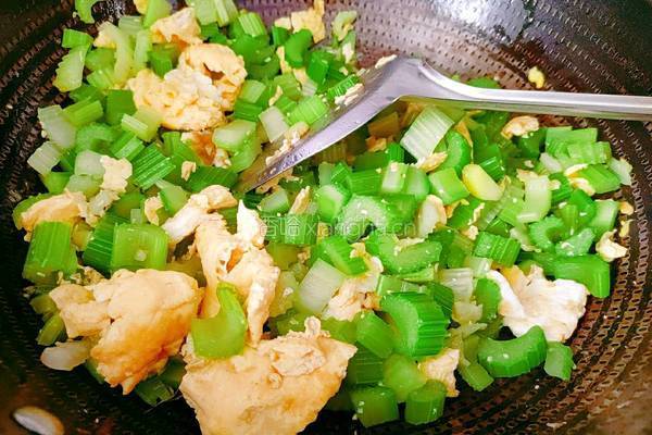 芹菜炒鸡蛋的做法图解12