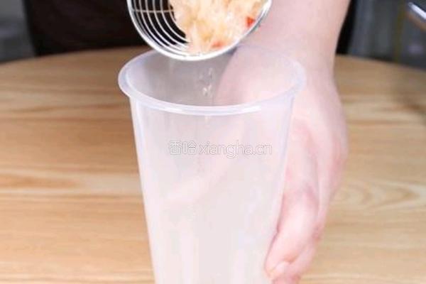 银耳马蹄鲜奶茶的做法图解7