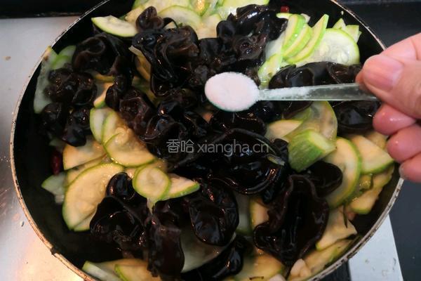 西葫芦炒木耳的做法图解18