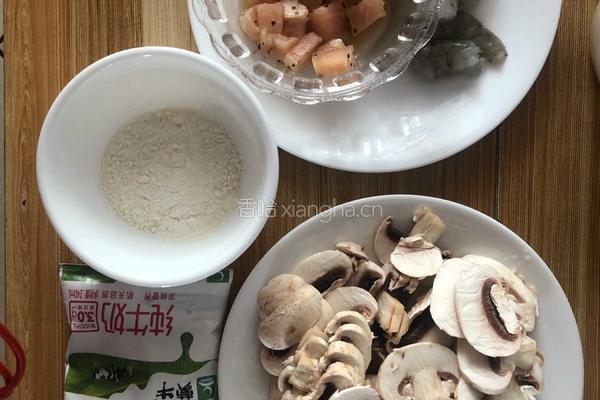 鸡胸肉奶油蘑菇浓汤的做法图解1
