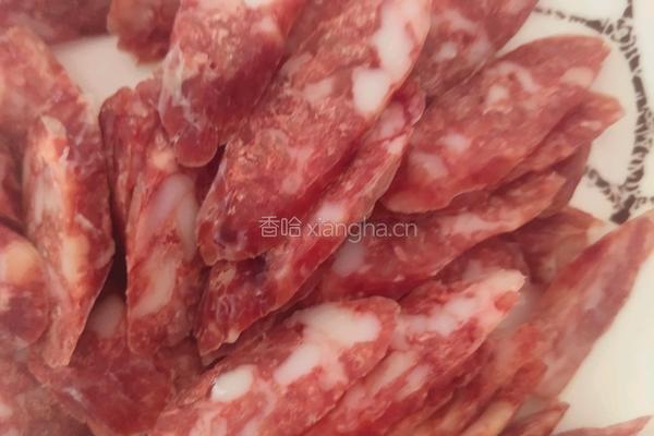腊肠炒青椒的做法图解2