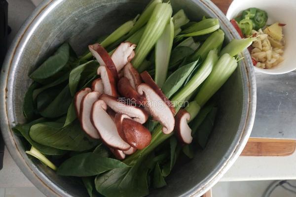 香菇炒油菜的做法图解1