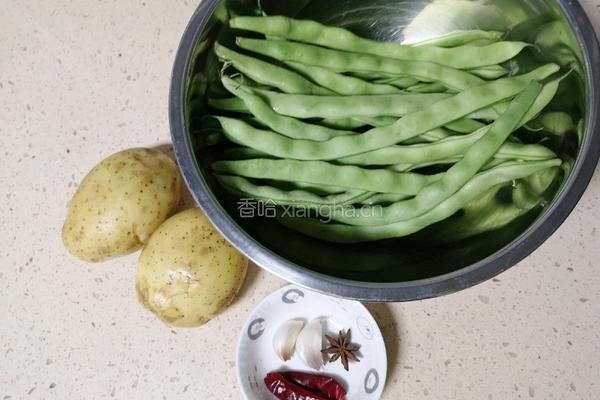 土豆烧四季豆的做法图解1