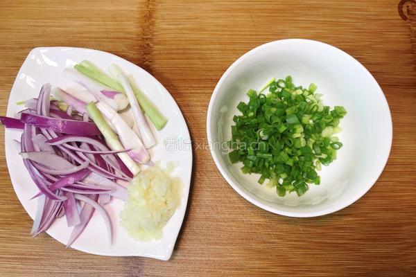 葱油蚕豆的做法图解2