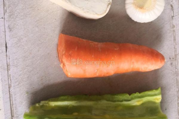 苦瓜豆腐胡萝卜的做法图解1