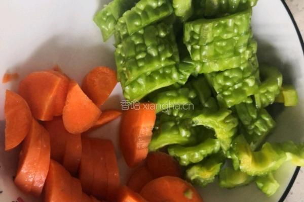 苦瓜豆腐胡萝卜的做法图解2
