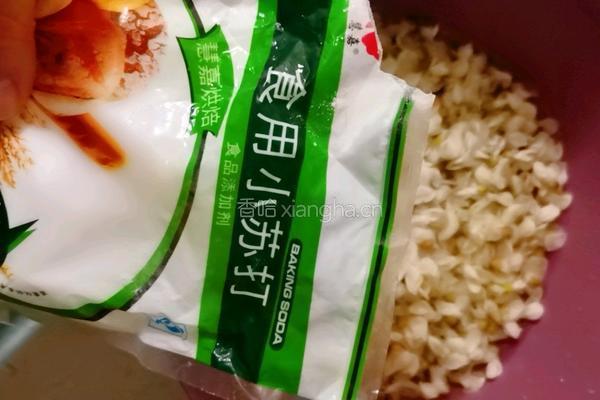 槐花鸡蛋饼的做法图解3