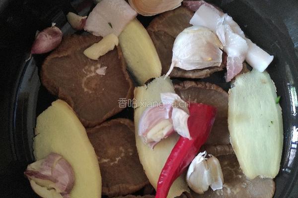 砂锅闷鳗鱼头的做法图解1