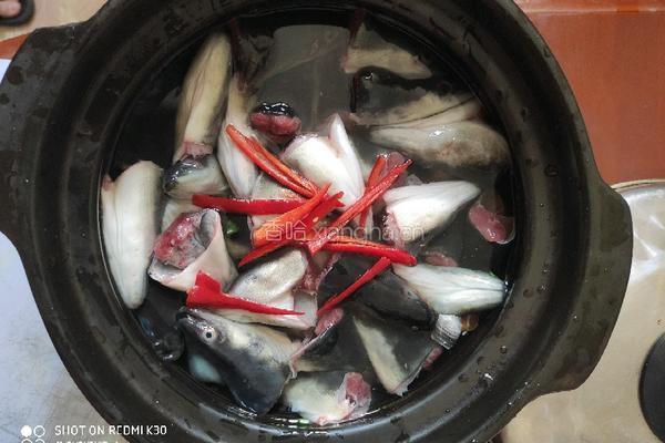 砂锅闷鳗鱼头的做法图解3