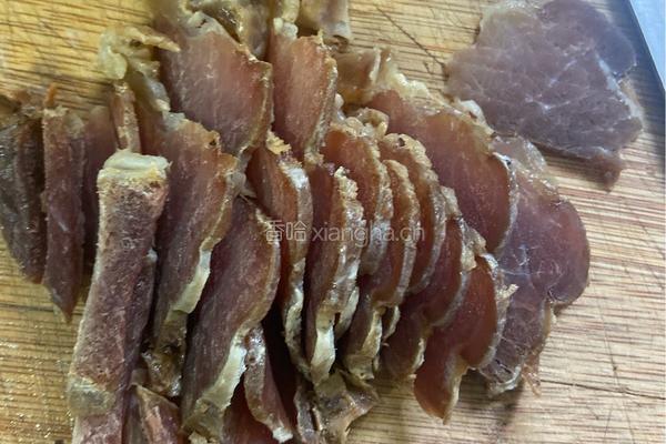 酱肉炒蒜苗的做法图解1
