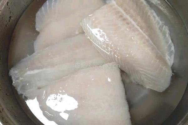 蒜烤龙利鱼(巴沙鱼)的做法图解2
