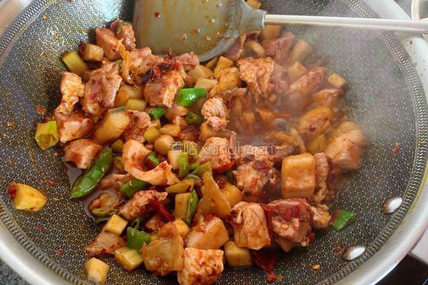 上桌扫光的茄子烧肉的做法图解7