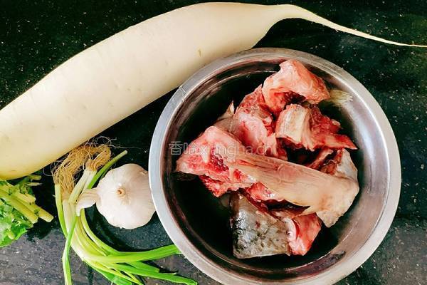 白萝卜鱼头汤的做法图解2