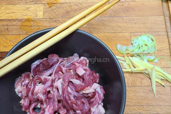 彩椒炒羊肉的做法图解2