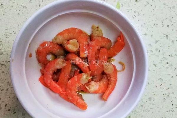 比扬州炒饭还好吃的虾仁西芹蛋炒饭的做法图解2