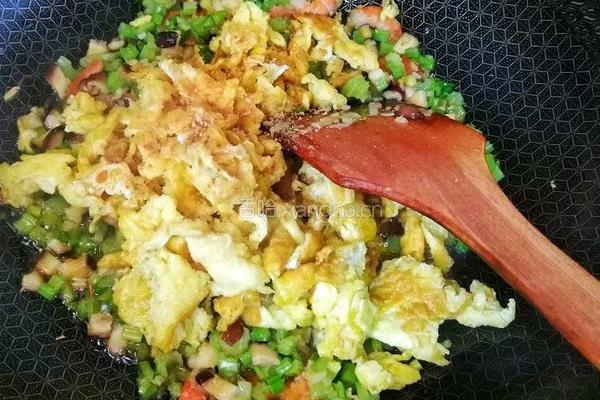 比扬州炒饭还好吃的虾仁西芹蛋炒饭的做法图解6