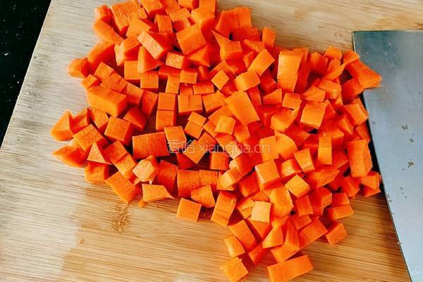 胡萝卜土豆炒玉米的做法图解3
