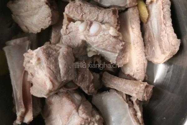 胡萝卜玉米山药排骨汤的做法图解4