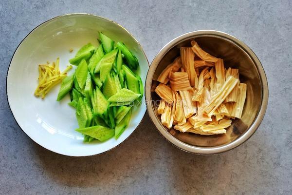美味营养又减肥的黄瓜腐竹汤的做法图解2