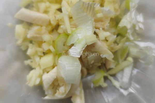 蒜苔炒肉丝的做法图解2