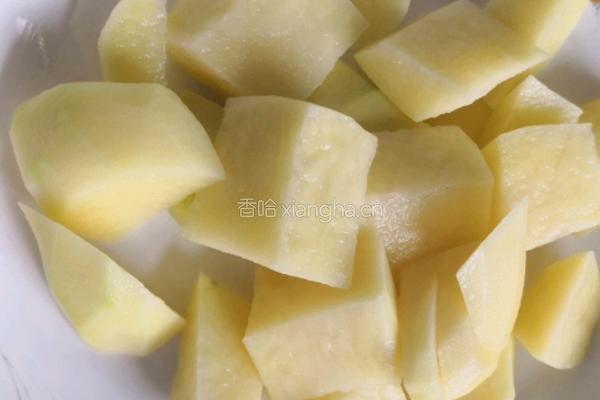土豆蘑菇胡萝卜炖鸡的做法图解5