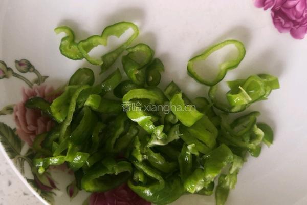 白菜辣椒豆腐干的做法图解1