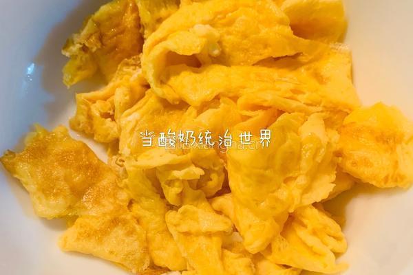 苦瓜甜椒炒鸡蛋的做法图解1