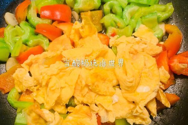 苦瓜甜椒炒鸡蛋的做法图解3