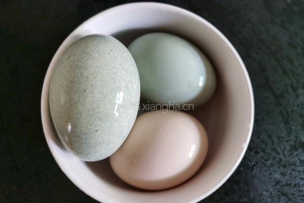 三色蒸蛋的做法图解1