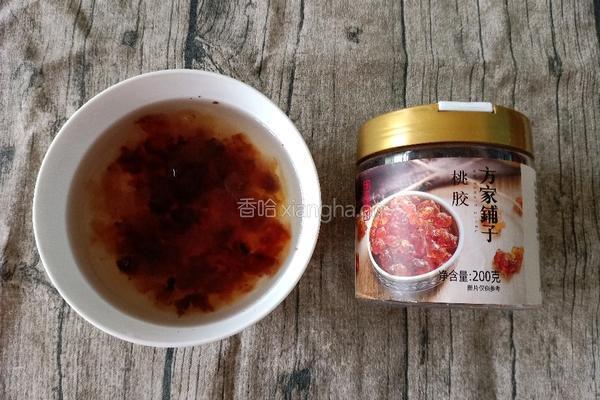 桃胶莲子银耳羹（美容养颜)的做法图解2