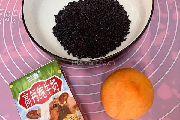 黄桃黑米捞的做法图解1