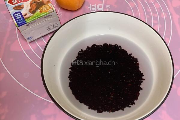 黄桃黑米捞的做法图解2