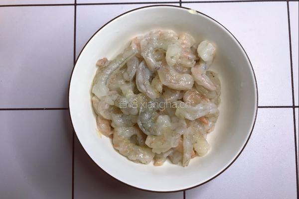 葱爆虾仁的做法图解1