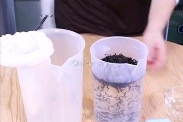 奶茶店备料技巧｜红茶汤的调制的做法图解1
