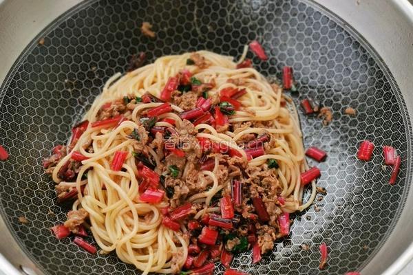 红甜菜肉酱意大利面的做法图解9