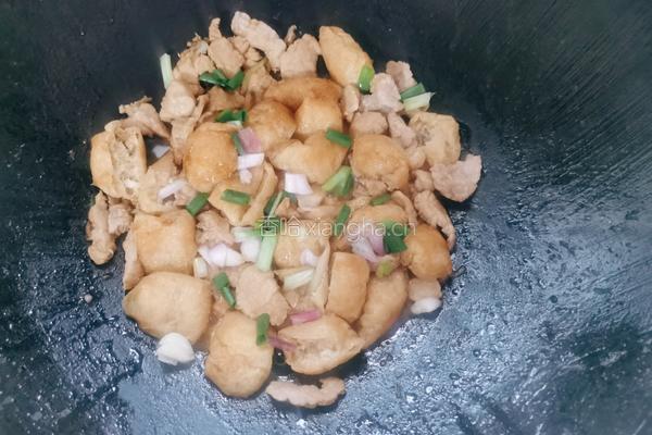 油豆腐炒瘦肉的做法图解7