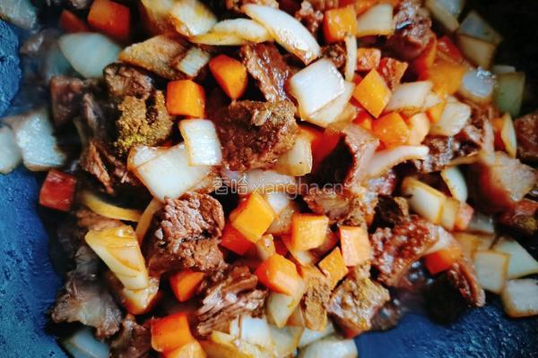 咖喱牛肉炒饭的做法图解3
