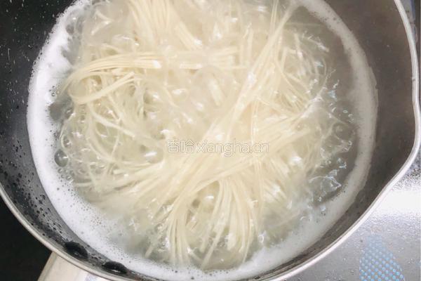 鸡蛋火腿榨菜炒面的做法图解2