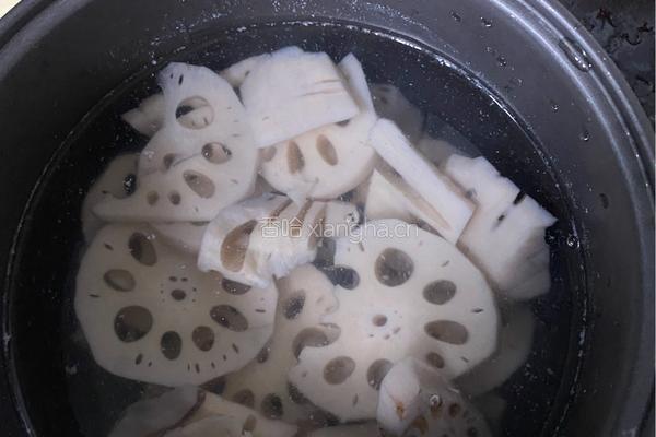 酸辣拌藕片的做法图解2