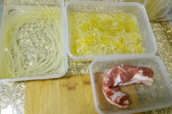 酸菜炖五花肉粉条的做法图解1