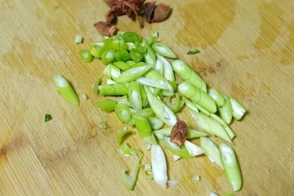 酸菜炖五花肉粉条的做法图解3
