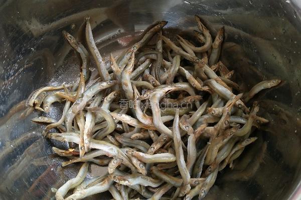 宝宝版银鱼粉的做法图解1