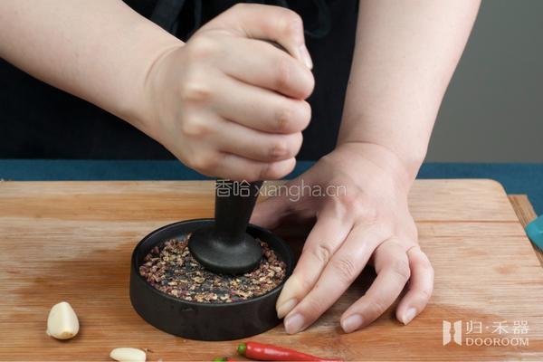 归禾小食堂|秘制蒜泥白肉,夏日份美味的做法图解5