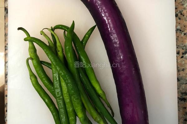 干煸茄子的做法图解1