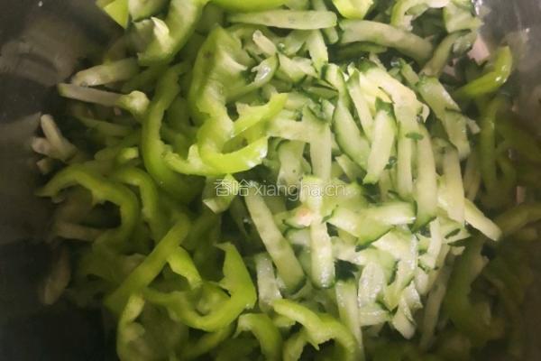 辣椒生菜黄瓜丝的做法图解1