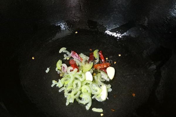腊肠炒蒜苔的做法图解4