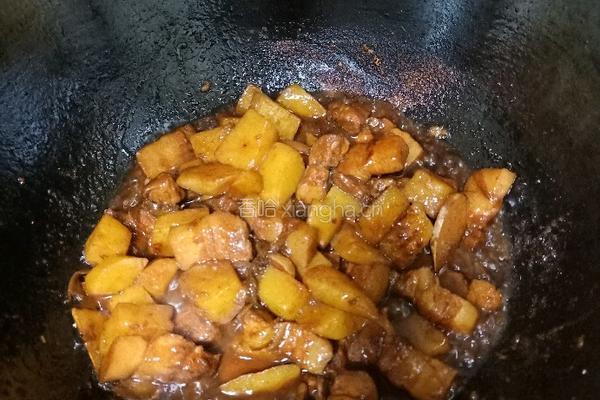 红烧肉炖土豆的做法图解10