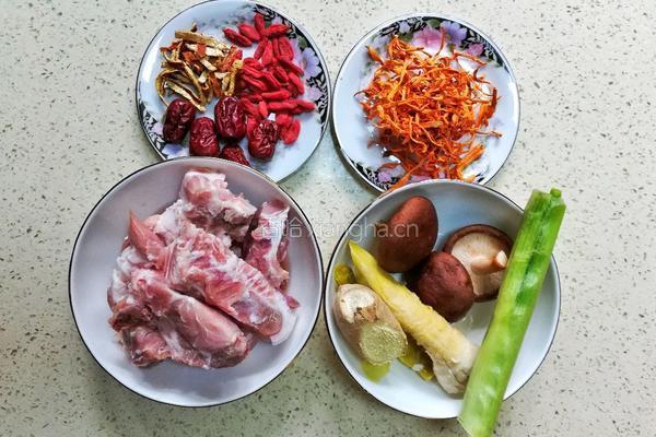 营养又美味的菌菇排骨汤的做法图解1