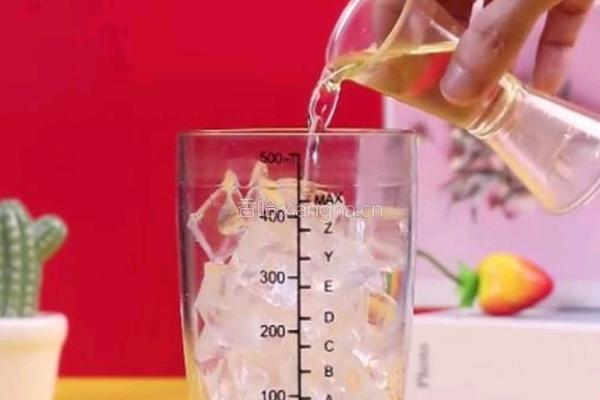 香茅莓莓水果茶的做法图解2