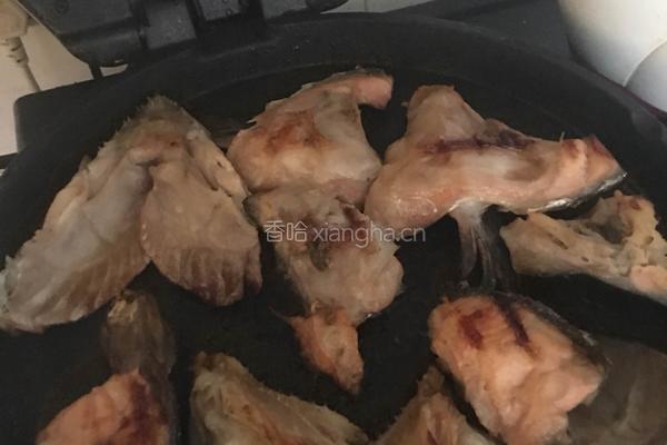 三文鱼头炖豆腐的做法图解2